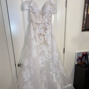 Beautiful, Brand New Wedding Dress